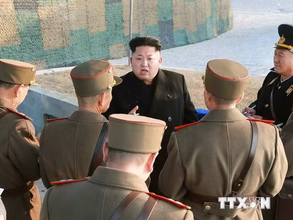  Nhà lãnh đạo Kim Jong-Un chỉ đạo một cuộc tập trận quy mô lớn bao gồm các nội dung vận chuyển trên biển và đổ bộ tại một địa điểm bí mật ở Triều Tiên. (Nguồn: AFP/TTXVN)
