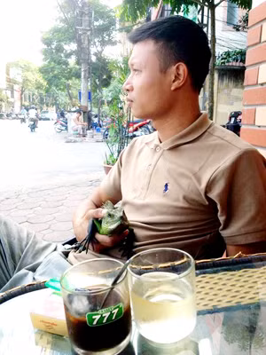Anh Minh cùng chú kỳ nhông núi của mình.