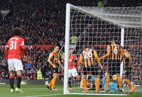  Smalling có bàn mở tỉ số đầy may mắn