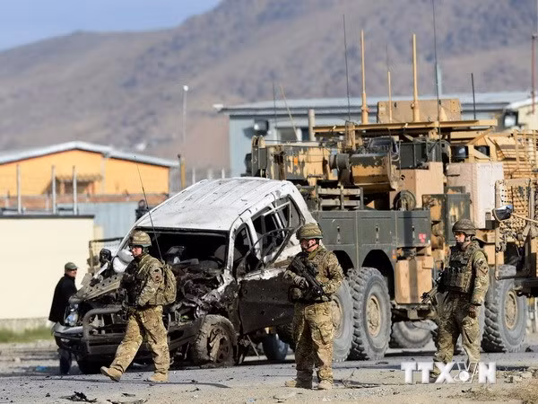 Binh sỹ Mỹ tại hiện trường vụ đánh bom nhằm vào đoàn xe của NATO ở Kabul. (Nguồn: AFP/TTXVN)