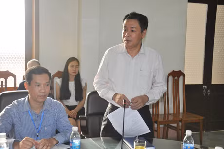 Lãnh đạo Sở Tư pháp báo cáo tình hình thực hiện nhiệm vụ của ngành năm 2014.