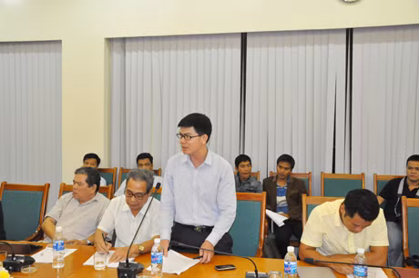 Đại diện cơ quan báo chí đặt câu hỏi liên quan đến vụ việc.