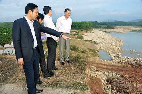 Đồng chí Đặng Huy Hậu, kiểm tra tiến độ khắc phục cầu treo Quảng Lợi 