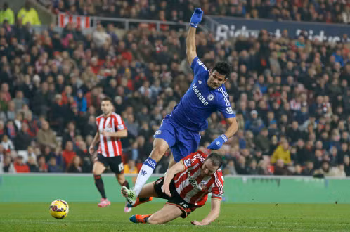 Lối chơi lăn xả của các hậu vệ Sunderland đã vô hiệu hóa được Diego Costa (áo xanh) - Ảnh: Reuters