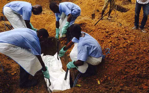 Các tình nguyện viên chôn cất một bệnh nhân tử vong do Ebola (Ảnh Reuters)
