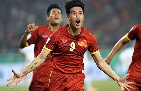 Niềm vui của Công Vinh khi nâng tỉ số lên 2-1.