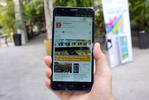Alcatel quay trở lại Việt Nam với model OneTouch Idol Flash. Ảnh: Huy Đức