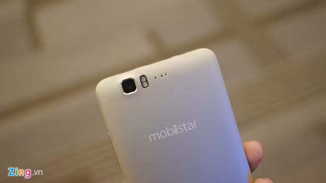 Trên sản phẩm này, Mobiistar cho thấy chất lượng gia công tốt hơn rất nhiều so với trước đây. Từng chi tiết được làm kỹ lưỡng, sắc xảo. Camera sau của model này có độ phân giải 13 MP, cảm biến Sony Exmor RS IMX135, thấu kính 6 lớp, khẩu độ f/2.0, flash kép. Máy có thể tự động chụp khi phát hiện tay hình chữ 