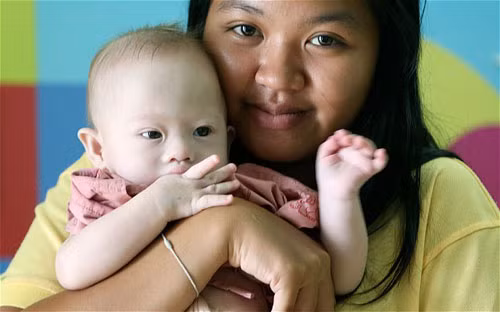 Pattaramon Chanbua, người phụ nữ mang thai hộ đôi vợ chồng ở Australia, chụp ảnh cùng con trai Gammy bị down tại một bệnh viện ở Thái Lan. Ảnh: AP.