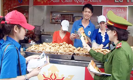 Cán bộ, chiến sĩ Phòng Cảnh sát môi trường phối hợp cùng các cơ quan chức năng tuyên truyền nâng cao ý thức cho người dân về vệ sinh an toàn thực phẩm.
