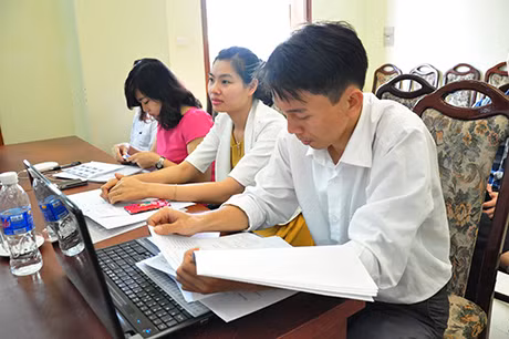 Học viên nghiên cứu tài liều tại hội nghị.
