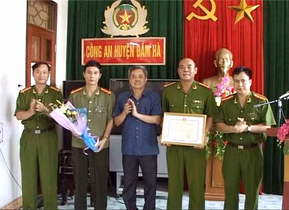 Đồng chí Tiêu Công Tám, Phó Chủ tịch UBND huyện trao thưởng cho tập thể Cán bộ chiến sĩ Công an huyện ngày 07/7/2014