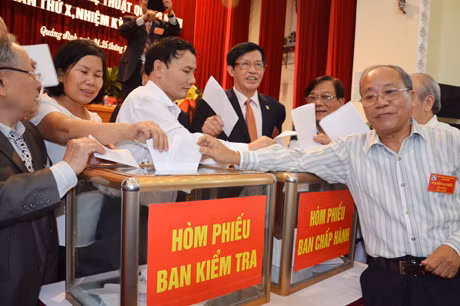 Đại biểu bỏ phiếu bầu BCH và Ban Kiểm tra Hội VHNT Quảng Ninh nhiệm kỳ X (2014-2019).