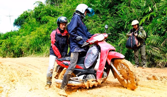 Càng về sau cung đường càng khó, dốc càng cao bánh xe lọt thỏm xuống những khe hẹp do bùn đóng khô tạo thành. Hết bùn khô lại đến sình dày đặc, xe ngập trong sình không thể nào chạy được, mọi người phải cùng nhau khiêng từng chiếc một.