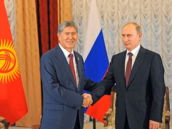 Tổng thống Nga Vladimir Putin (phải) và Tổng thống Kyrgyzstan Almazbek Atambayev trong một cuộc gặp. (Nguồn: kremlin.ru)