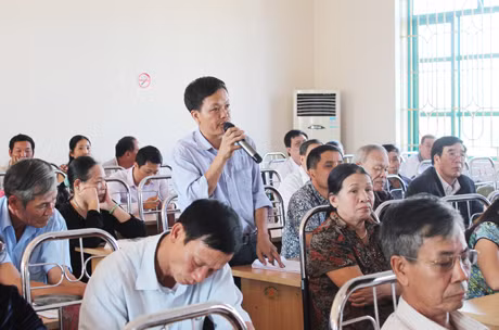 Cử tri nêu kiến nghị tại buổi tiếp xúc.