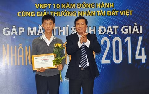 Ông Triệu Tiến Thắng, Phó Chủ tịch Thường trực Công đoàn Bưu điện Việt Nam, trao quà động viên, khích lệ tinh thần của VNPT cho em Phạm Nguyễn Anh Ngữ. (Ảnh Đức Huy).