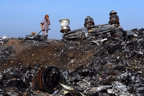 Mảnh vỡ máy bay MH17 trên mặt đất, gần ngôi làng Rassipnoe, Ukraine. Ảnh: AFP.