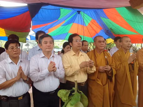 Đại biểu và các đại đức, tăng ni làm lễ cầu quốc thái dân an.