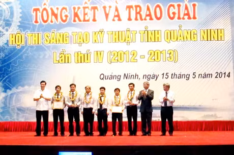 Nhóm tác giả của Công ty CP Chế tạo máy - Vinacomin gồm Triệu Hải Vân (Trưởng nhóm, thứ 2 từ trái qua) cùng Lê Viết Sự, Nguyễn Chí Thanh và Hồng Thành Trung được trao giải Nhất tại Hội thi Sáng tạo kỹ thuật tỉnh lần thứ IV (2012-2013) với Giải pháp “Thiết kế, chế tạo máy xúc lật hông VMC E500-1 dung tích gầu 0,5÷0,6m3, sử dụng trong dây chuyền đào chống lò thay thế nhập ngoại”.