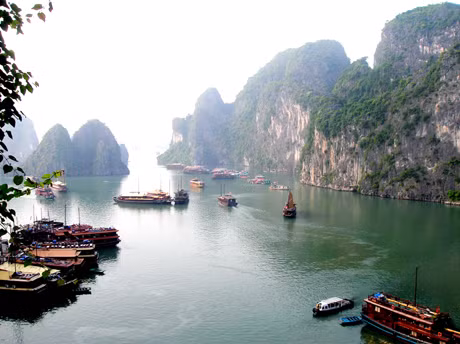 Vịnh Hạ Long nhìn từ cửa hang Sửng Sốt. (ảnh do tác giả chụp)
