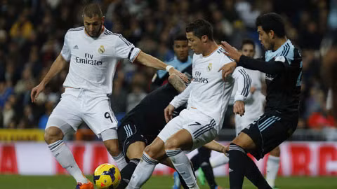 Ronaldo (giữa) và đồng đội sẽ giành chiến thắng để thiết lập một kỷ lục mới cho Real