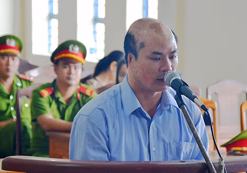 Vĩnh chối tội tại phiên xử. Ảnh: Ngọc Trường