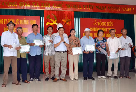 Điện lực Hạ Long tổ chức trao giải chương trình gia đình tiết kiệm điện năm 2014 ảnh 2