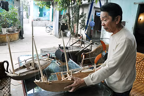 Ông Lê Đức Chắn giới thiệu về mô hình con thuyền 3 vách buồm cánh dơi.