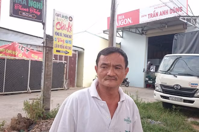 Ông Nguyễn Văn Hùng bên phần đất được cấp cho ông Trần Văn Truyền.