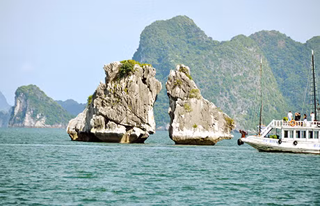Hòn Gà Chọi - một trong các điểm đến hấp dẫn du khách khi tham quan Hạ Long. Ảnh: Đại Dương