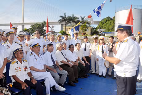 Các cựu chiến binh ôn lại Chiến thắng trận đầu 5-8-1964 bên bờ sông Cửa Lục (Bãi Cháy). Ảnh: Ngọc Hà