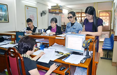 Giao dịch khách hàng tại bộ phận “một cửa” của Chi cục Thuế TP Hạ Long. 