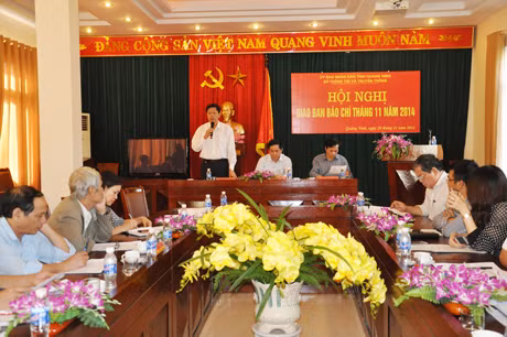 Đồng chí Phạm Hồng Cẩm, Trưởng Ban Tuyên giáo Tỉnh ủy thông tin tại hội nghị