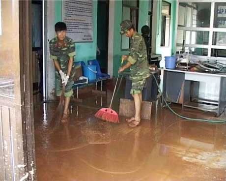 Bùn đất tràn vào trong các phòng của trung tâm.