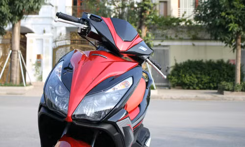 Cụm đèn pha đôi phong cách trên Air Blade. Ảnh: Dũng Lương.