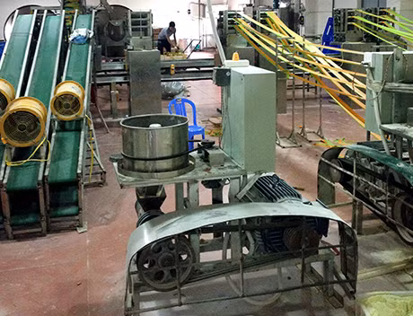 Cơ sở sản xuất của Công ty TNHH La La, tại khu 1, phường Hải Yên (TP Móng Cái) vi phạm về vệ sinh ATTP bị PC49 Công an tỉnh phát hiện.