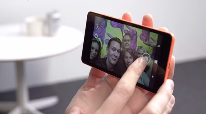 Lumia 535 là mẫu điện thoại Windows Phone đầu tiên gắn logo Microsoft, không còn logo Nokia. Ảnh: Windows Central.