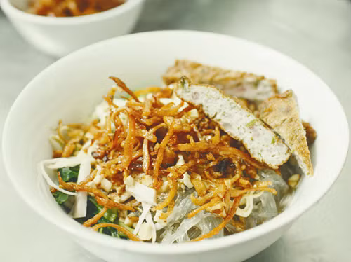 Miến trộn mực chiên giòn có hương vị hấp dẫn, khó quên. Ảnh: saigonamthuc.