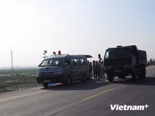 Xe cứu thương chở người bị nạn đi cấp cứu. (Ảnh: Nguyễn Văn Nhật/Vietnam+)