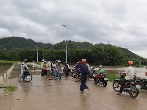 Cầu sông Cô nước ngập trên 2 m, người dân xã Xuân Sơn Bắc bị cô lập. Ảnh: Thiên Lý
