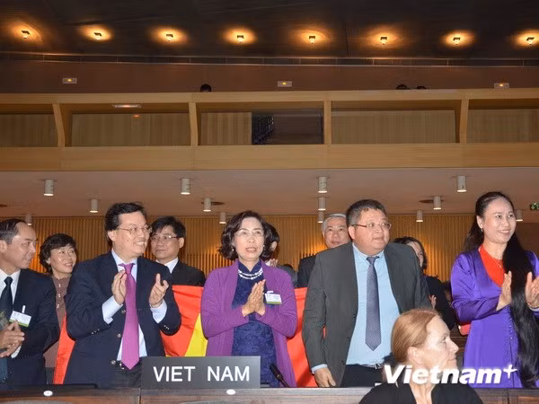 Đoàn Việt Nam vỗ tay chào mừng chiến thắng sau tiếng gõ búa của Chủ tịch hội nghị chính thức vinh danh dân ca Ví, Giặm Nghệ Tĩnh.