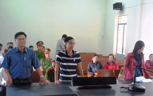 Ông Võ Văn Thái (đầu tiên bên trái), không thừa nhận đã tổ chức khám người chị Loan tại Công an huyện Tuy An