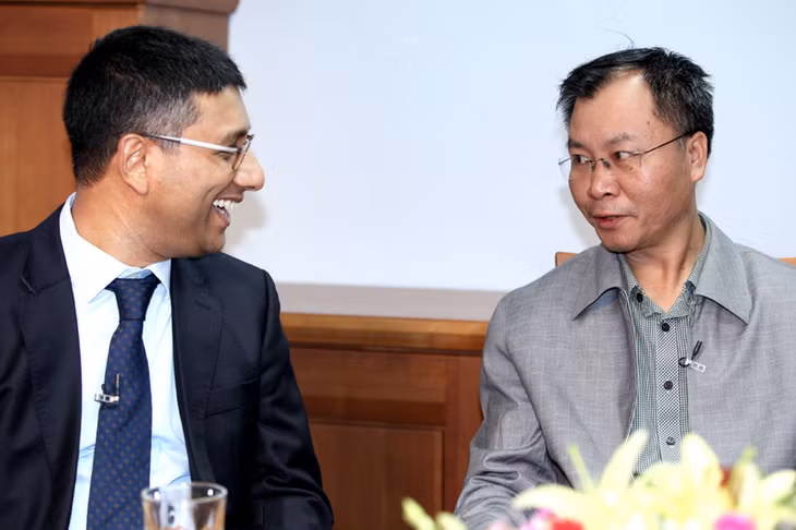 Ts Habib Rab, chuyên gia kinh tế cao cấp WB và Ts Vũ Đình Ánh, nguyên Phó Viện trưởng Viện Nghiên cứu Thị trường - Giá cả, Bộ Tài chính. 