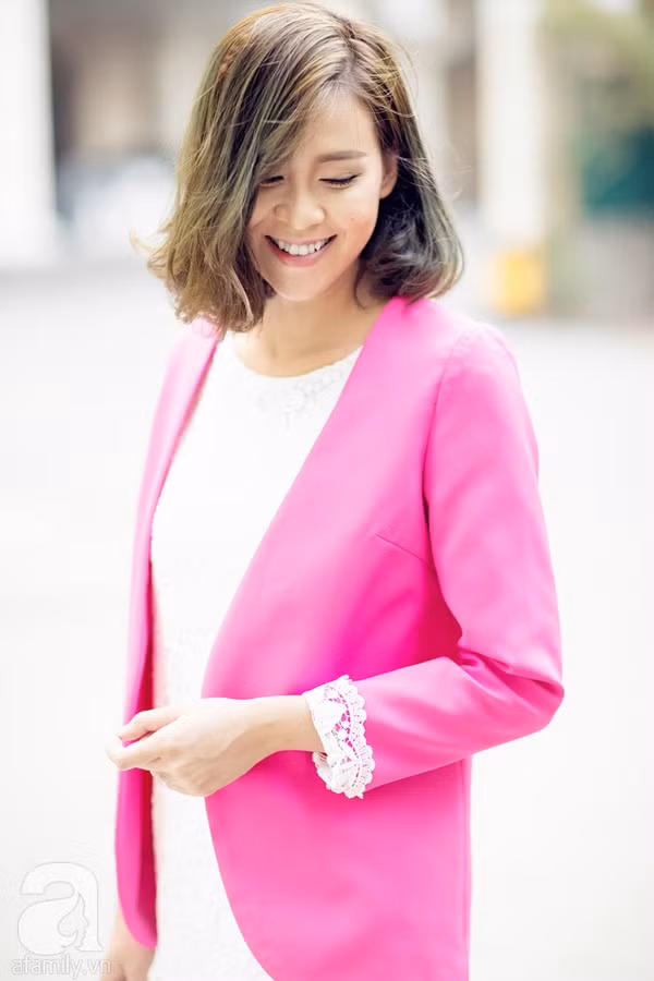 Áo khoác mỏng may giả blazer với chi tiết tay lật ren, là lựa chọn cho những quý cô nữ tính nhưng thích màu sắc nổi bật.