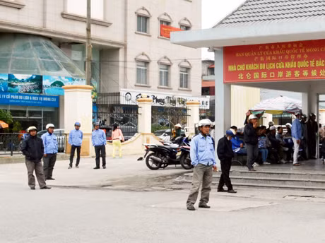 Ngay cả cánh xe ôm ở Cửa khẩu quốc tế Móng Cái cũng “mỏi mắt chờ khách”...