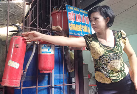 Bình bọt chữa cháy hoen gỉ, không còn hạn sử dụng.