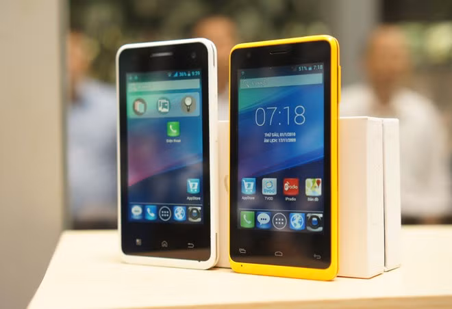Vivas Lotus S2 (phải) và chiếc S2 Eco (trái) cấu hình cao hơn.