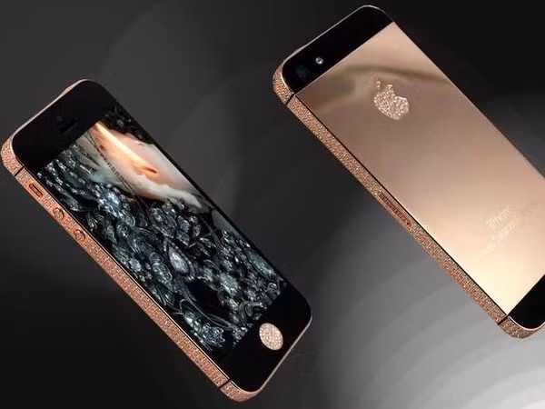 Goldstrike còn có một phiên bản iPhone 5S mạ vàng hồng. Ngoại hình dịu dàng, tinh tế này sẽ lấy đi của bạn 6.000 USD (khoảng 127,6 triệu VND).