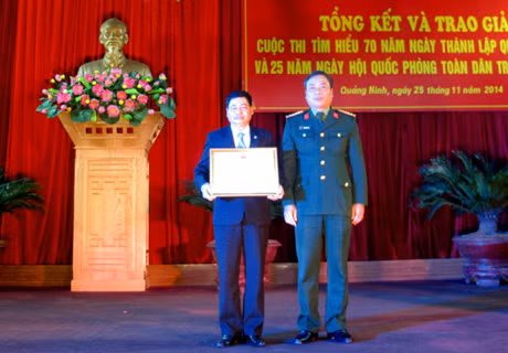 Ban Tổ chức trao giải nhất tập thể cho Ban CHQS Than Mạo Khê.